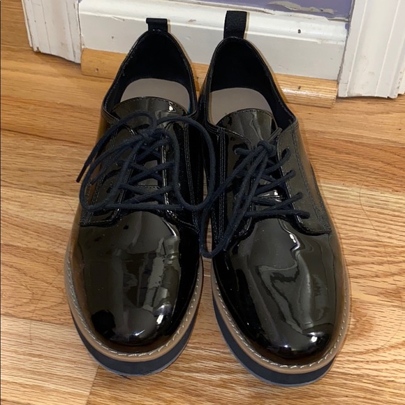 Shiny Black Platform Shoe - Picture 2 of 3